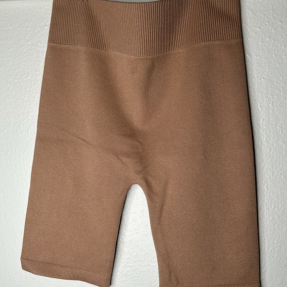 2 piece SET Ribbed tan seamless cami and bike shorts - Picture 5 of 6